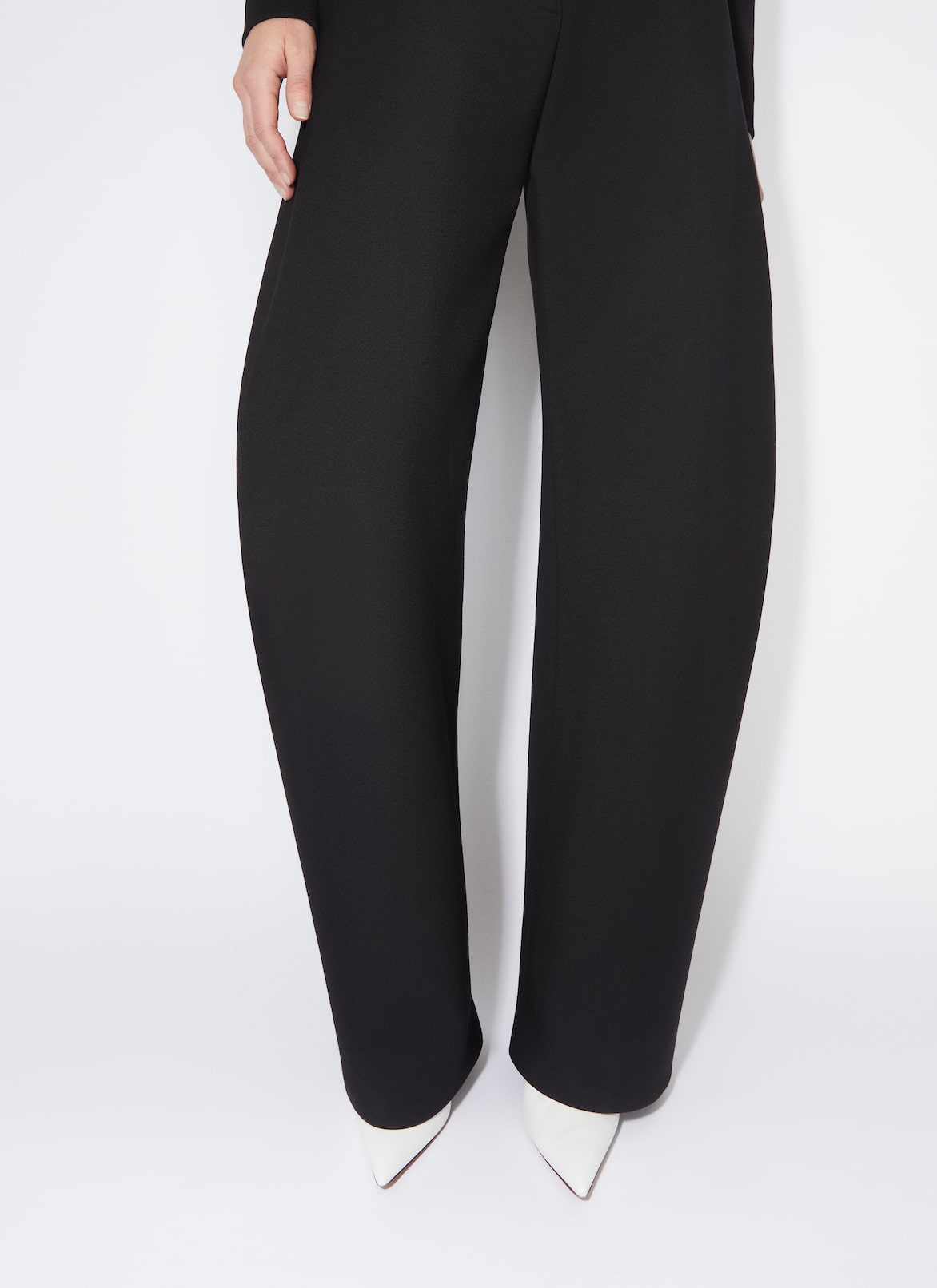 ROUND JEANS IN WOOL GABARDINE ALAÏA BLACK ROUND JEANS IN WOOL GABARDINE